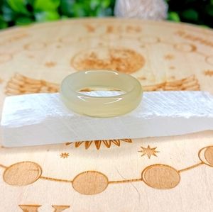 ● Cream Color Agate Crystal Ring - Size 7